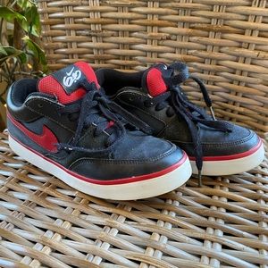 Nike Avid 6.0 Youth Sneakers / Used / Size 4Y